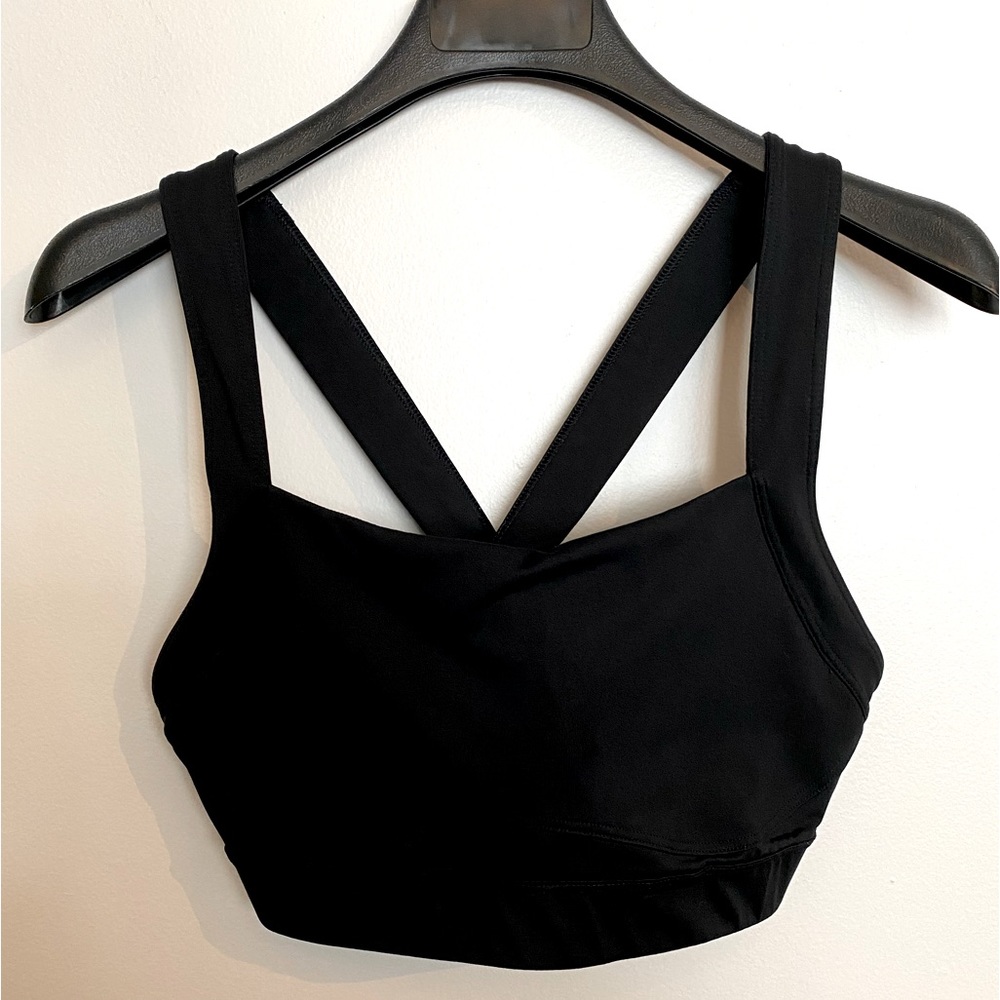 Old Navy medium support cross back sports bra. Size large.